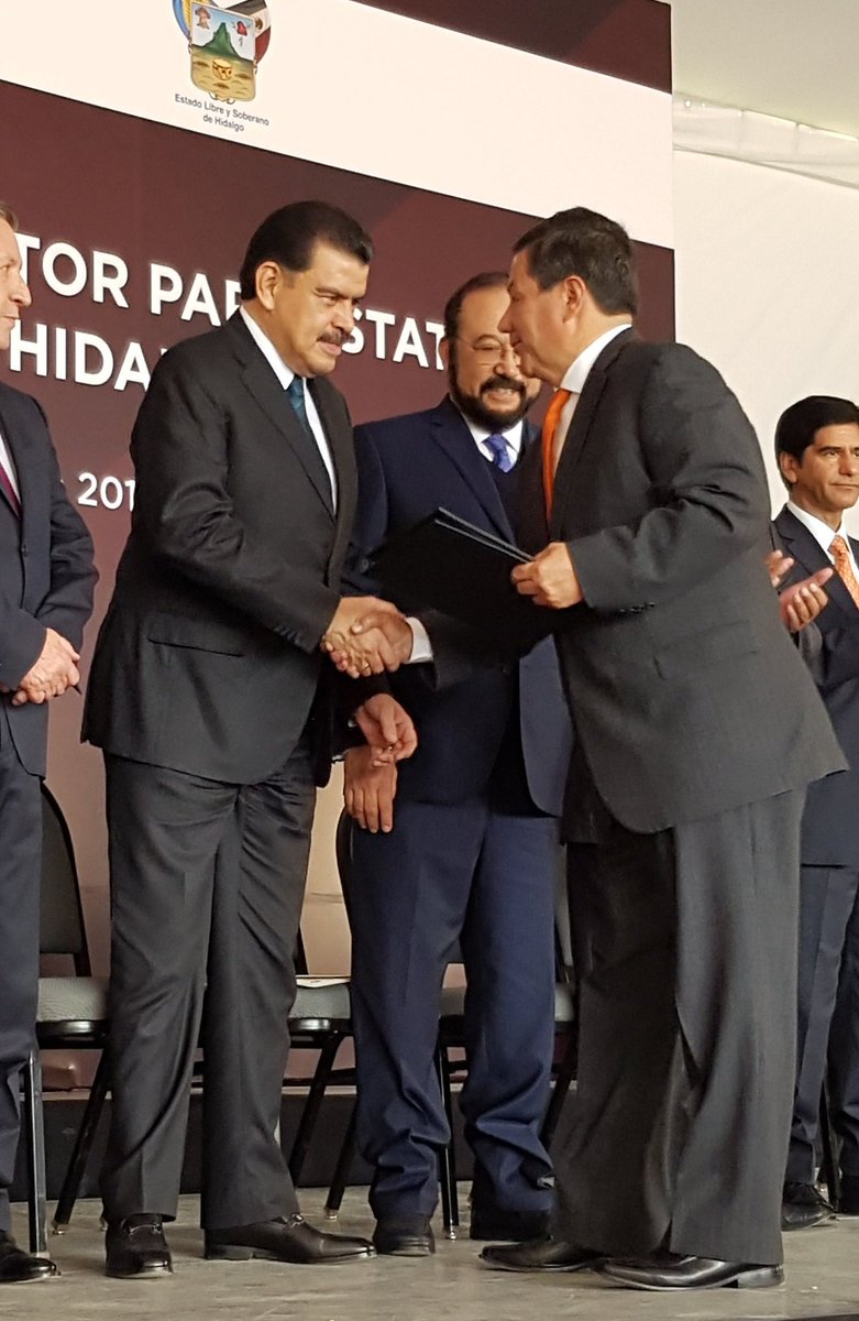 gobiernohidalgo's tweet image. Entrega de memorias de gestión de Rectores y Directores. 

@Paco_Olvera #EducaciónHidalgo