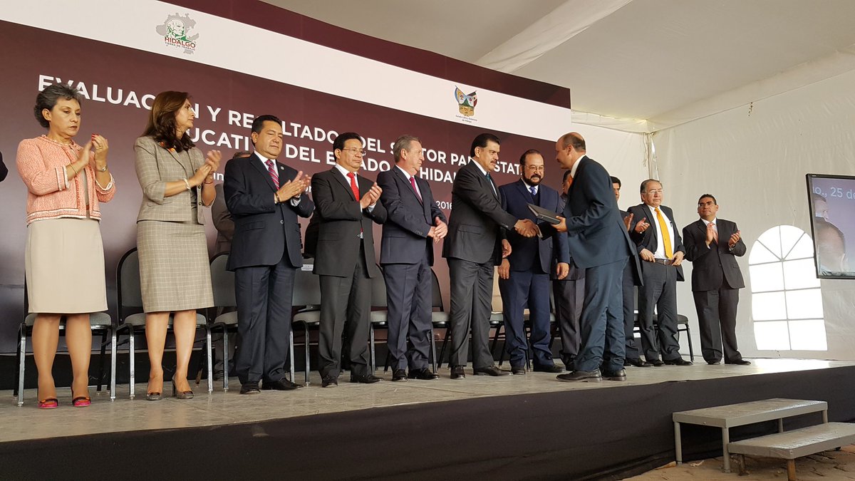 gobiernohidalgo's tweet image. Entrega de memorias de gestión de Rectores y Directores. 

@Paco_Olvera #EducaciónHidalgo