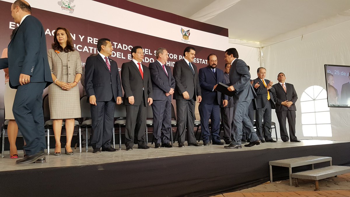 gobiernohidalgo's tweet image. Entrega de memorias de gestión de Rectores y Directores. 

@Paco_Olvera #EducaciónHidalgo