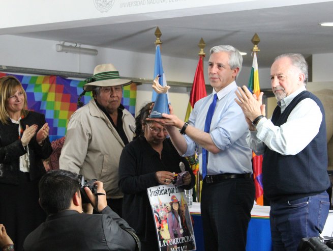El vicepresidente de Bolivia, Álvaro García Linera, recibió el premio Rodolfo Walsh

Mirá 👉pagina12.com.ar/diario/elpais/…