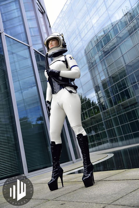 Tess, the first rubber doll in space! Photo: Matthias Wallmeier, Cologne 2016. #rubberdoll #latex #rubberpupett