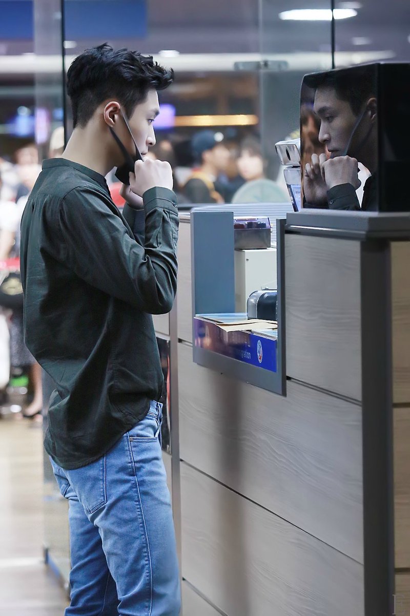 KT_XING's tweet photo. ชอบลุดแบบนี้ ดูหล่อดูเป็นบอสจางดูเป็นพี่เลย์ หลงมากเลยกับลุคแบบนี้ 😍😍😍😍 #MyboyfriendisYixing https://t.co/TGmssccPFw