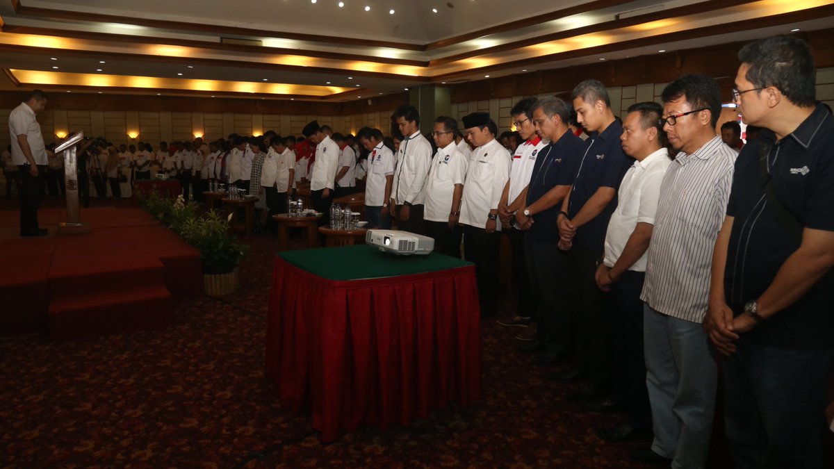 PartaiPerindo's tweet photo. Ketum Partai Perindo Bpk @Hary_Tanoe memimpin prosesi mengheningkan cipta, mengenang jasa pahlawan #PerindoSukabumi https://t.co/ZXQ4pwBFAQ