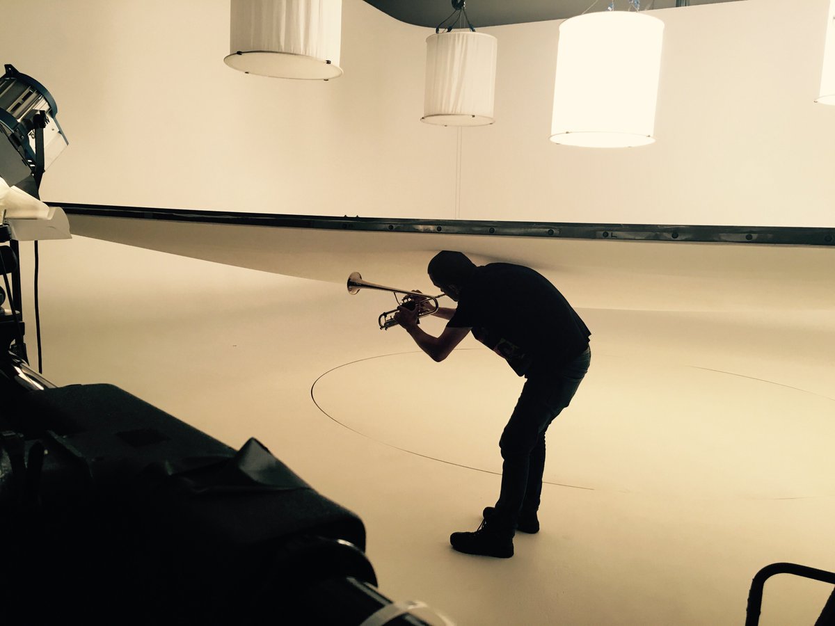 gunhillstudios1's tweet image. Would you like me to raise the ceiling a little Rupert? #infinitycove #trumpet #floatingceiling #awkward #music