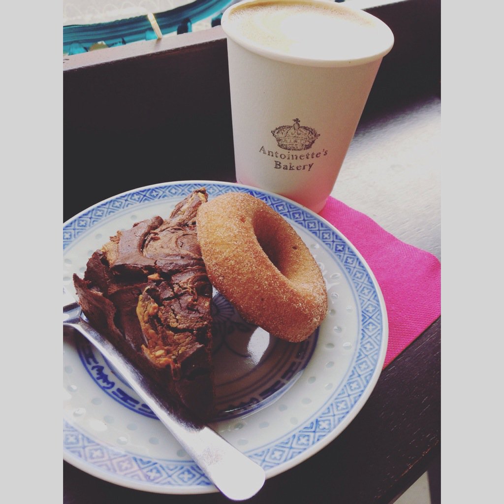 LydiaMoore92's tweet photo. Breakfast of champs (or cake obsessors) @AntoinettesBake 👑  #glutenfree #foodiebythebay https://t.co/jIUnrHBVRu