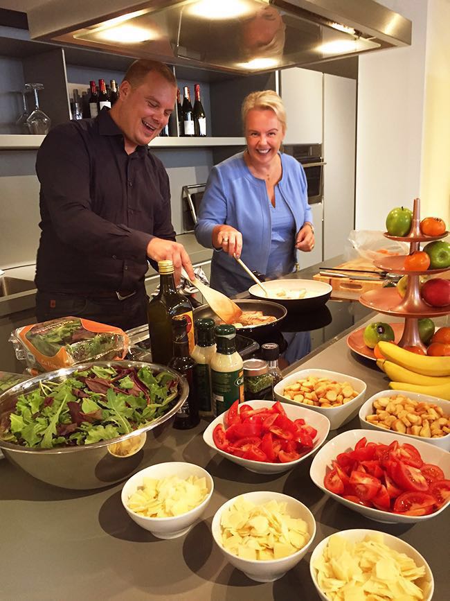 DecomPeople's tweet photo. Gezelligheid in onze keuken! @dmosseveld met Monique Verstijnen (Director Telecom Management, @SPIEICS) #TeamDecom https://t.co/sJaurKOtHn
