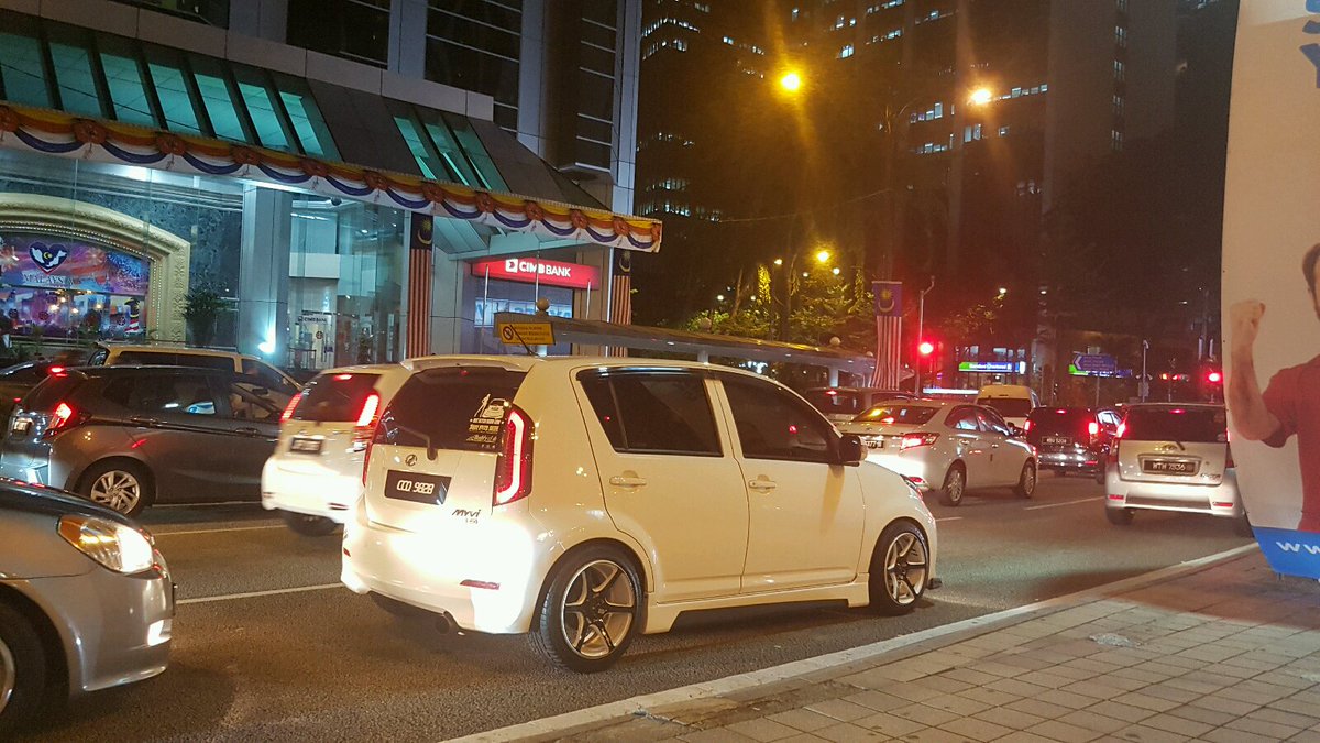 Oh Media On Twitter Kereta Di Hempap Besi Yang Jatuh Dari Kren Berhampiran Pavilion Sebentar Tadi Mangsa Maut Di Tempat Kejadian