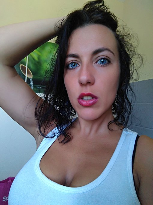 Bonne apr&egrave;s-midi mes ch&eacute;ris !! Que calor 😲 #canicule #chaleurs direction la piscine !! 💋💞 https://t.<a href="/tag/canicule"class="tags">#canicule</a><a href="/tag/chaleurs"class="tags"><span>#chaleurs</span></a>