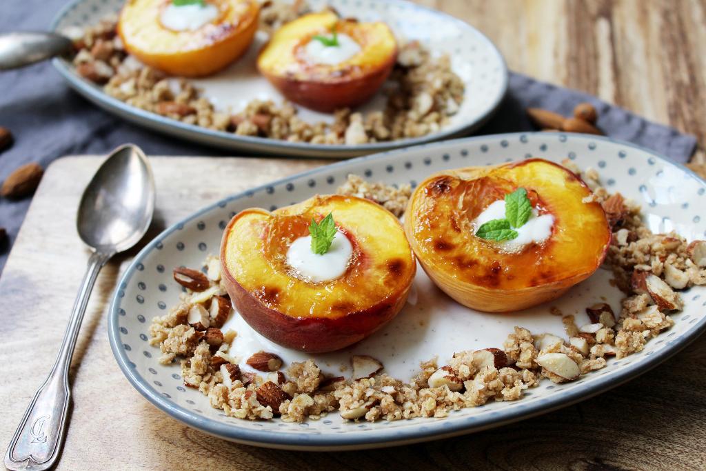 SamsungAT's tweet photo. Das perfekte Dessert: Gegrillte Pfirsiche mit Mandelstreusel und Kokosjoghurt #Mikroküche https://t.co/sOLbjLko92 https://t.co/rvR3aEFQyi