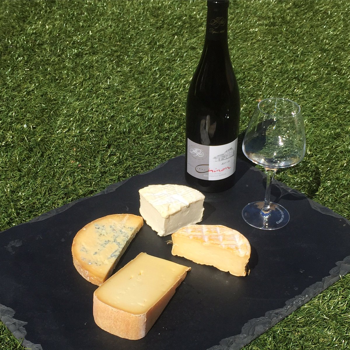 boitedufromager's tweet image. Belle association du mois: Chinon rouge avec les fromages du mois, offre découverte ! 😃
#ilovecheese
#fromage