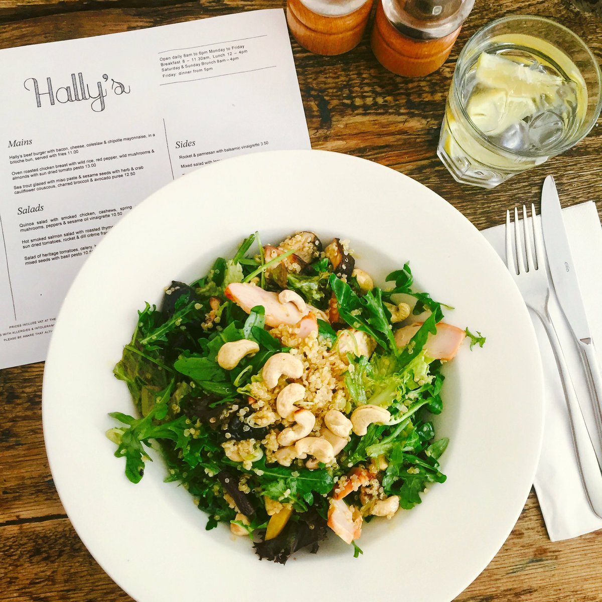 #Hallys quinoa salad with smoked chicken, shitake mushrooms, peppers, cashews, spring onion &amp; sesame💛🍴 #parsonsgreen