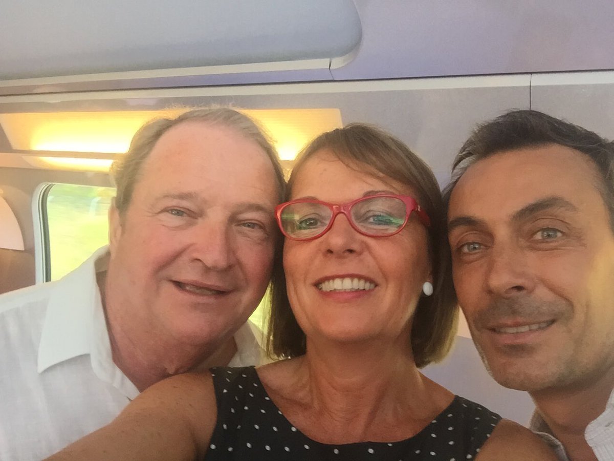 brigitte_kuster's tweet photo. Dans le train pour #Châteaurenard Bonne humeur et bonne lecture avant de retrouver @NicolasSarkozy #ToutPourLaFrance https://t.co/p3OxTOKR2i