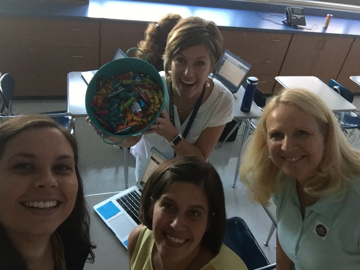 MeganDerfus's tweet image. Learning about #digitalportfolios using @Seesaw with @appyteacher @AmBronsteatter @CathyVeldhuizen  #WSDTechSummit