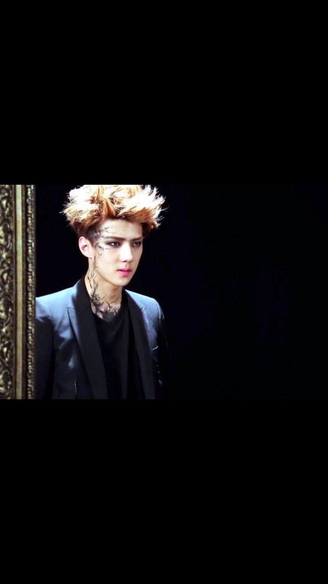 __sehuny's tweet photo. #فنانين_الكيبوب_عبدة_للشياطين بنات شوفو سيهون واقف عن المرايه عشان يعبد الشيطان او لالا😂😂😂😂 https://t.co/gT4YpTL1kb