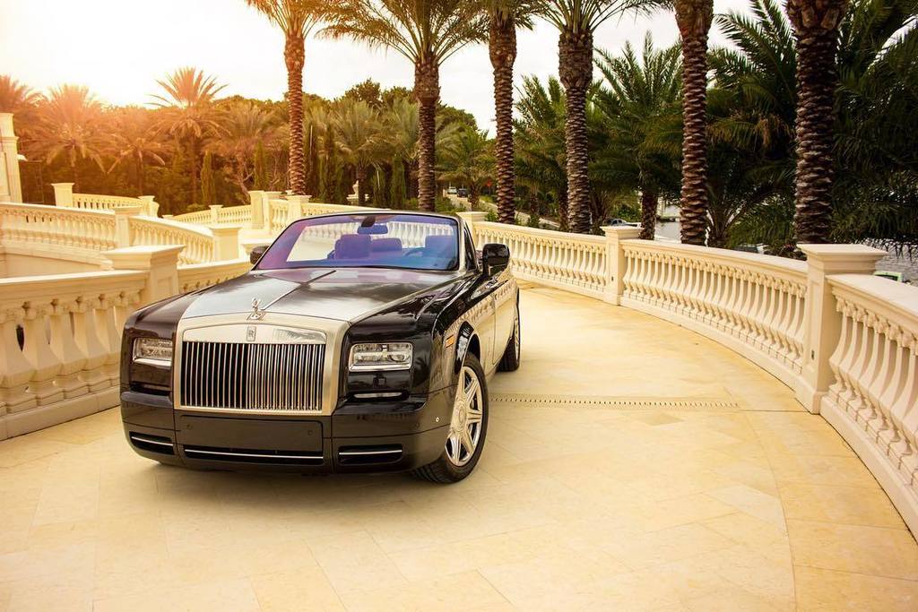 mphclub's tweet photo. Big Body. #rollsroyce #phantomdrophead #mphclub https://t.co/ftK11E0MXB https://t.co/A89mQbtzot