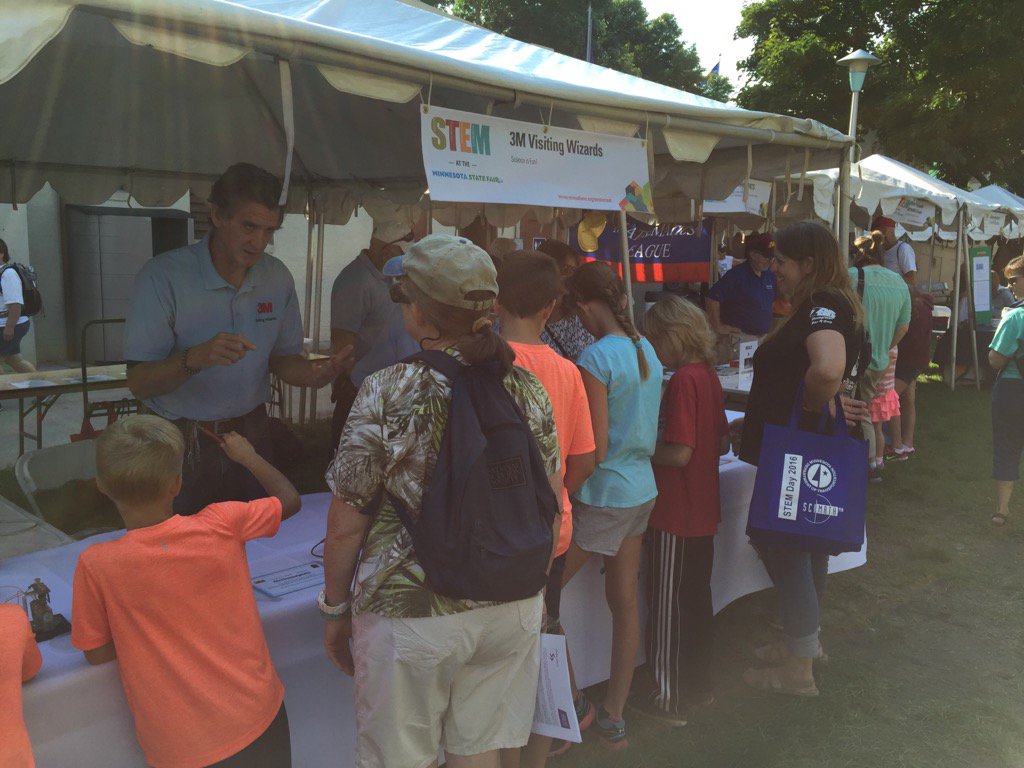 jcmichener's tweet photo. The 3M Visiting Wizards have drawn a crowd! #3mgives #MNStateFair #mnstemday2016 https://t.co/QLSxU8N0g0
