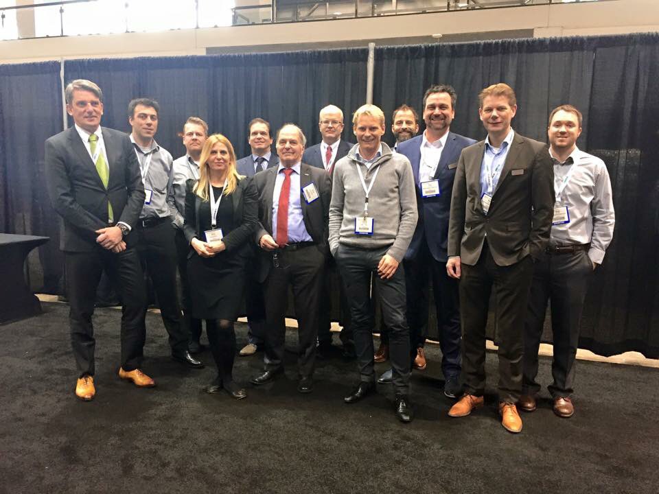 robcostongs's tweet image. @poweredbymhi #Dutch #exhibitors gather for lunch #Promat2015