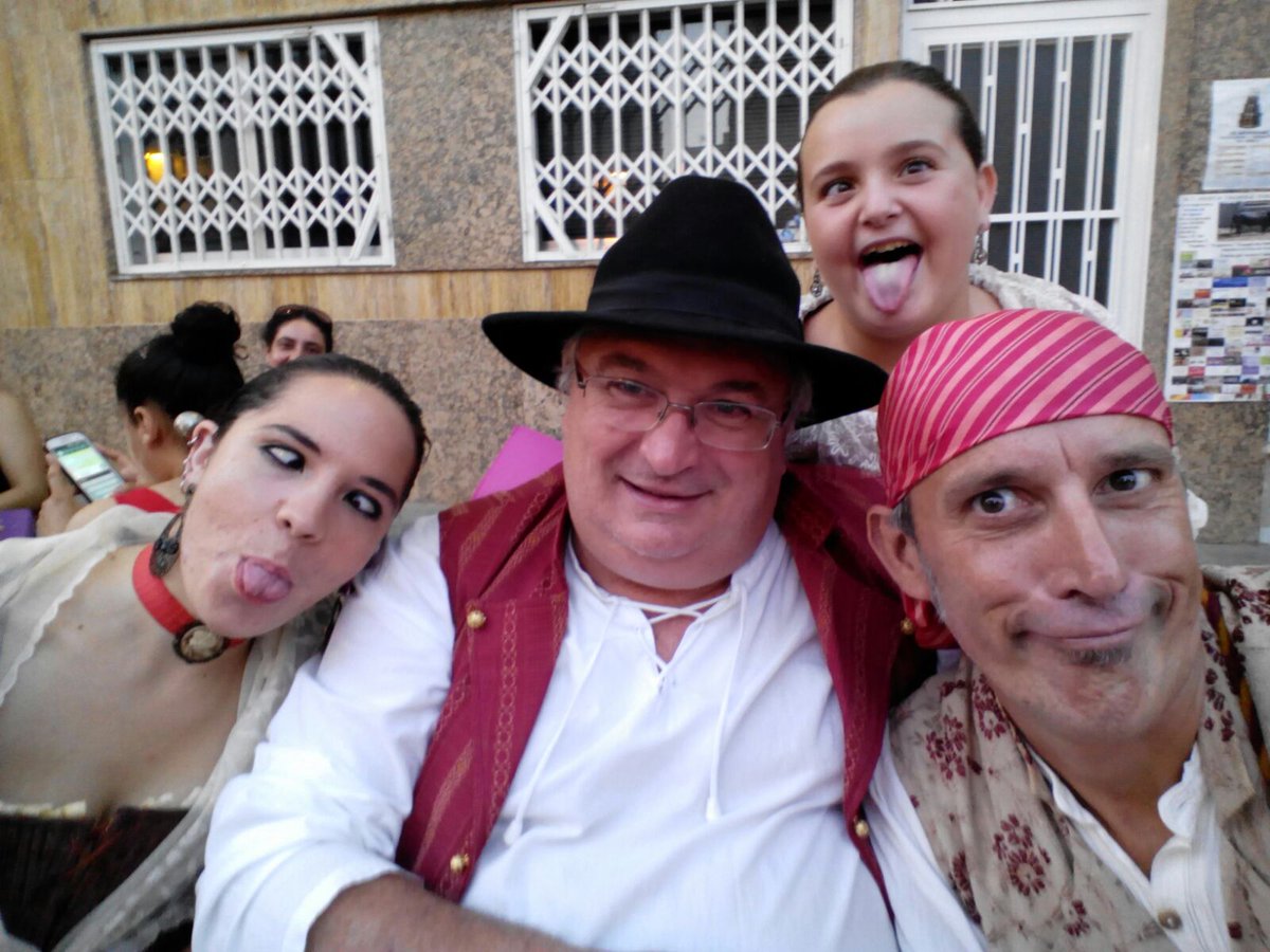 El_Senill's tweet photo. Què bé ho estem passant estes #festes. A les 17:30 gran desfilada de #colles. Prepareu-vos per a ballar de valent! https://t.co/a4E1YbGast
