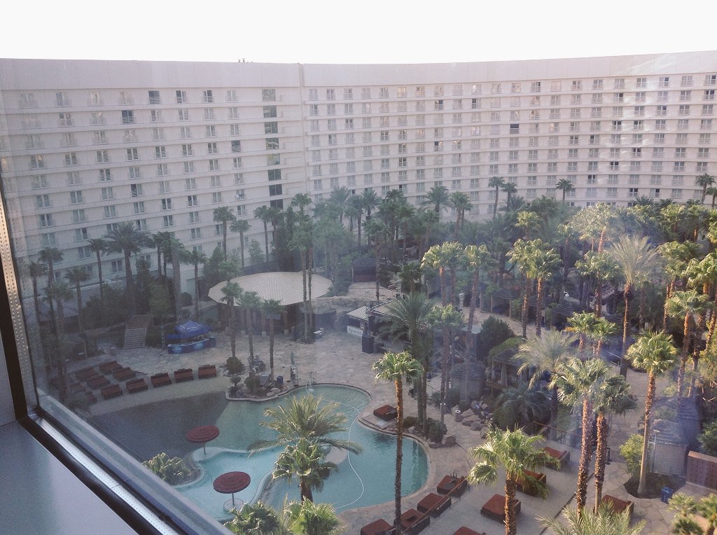 Cuervita_N's tweet photo. Amaneciendo en... LAS VEGAS!!! Llegamos!! #Viewroom #Vegas😎😎😎😎😎 https://t.co/hSvVZOZdVb