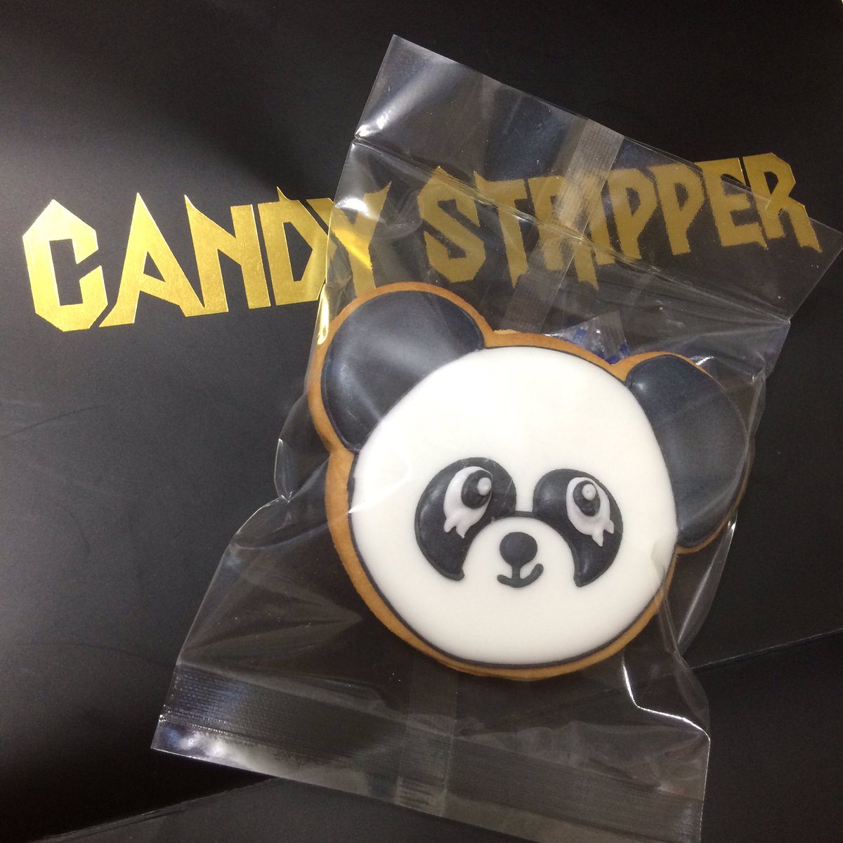 oky_pamyu's tweet photo. candystripperのお店の外で売ってたアイス🍨
食感も味も良し😋
ぺぺちゃんの限定クッキーもゲット出来た🐼✨
#UTTHF #candystripper https://t.co/wKkiMjDw7f