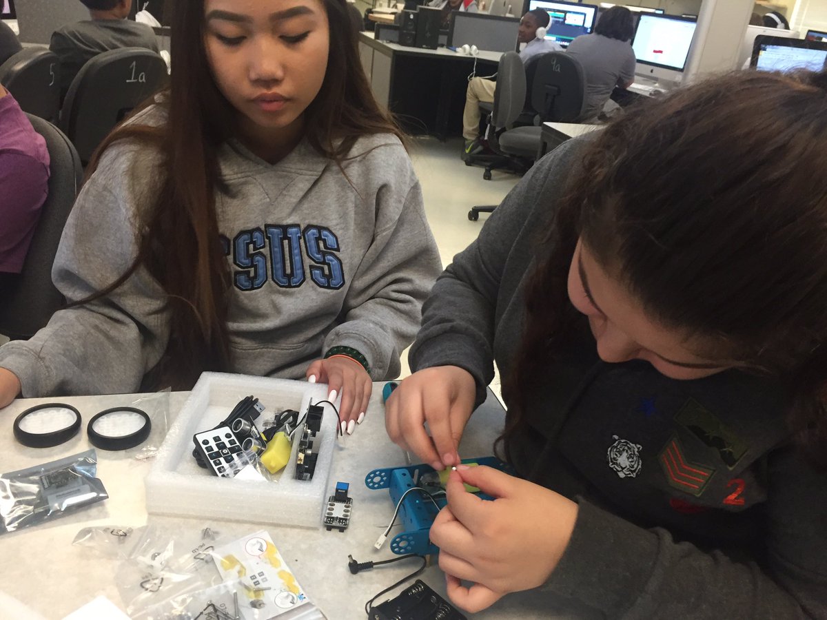 TechSequoia's tweet image. Building mBot robots in Sequoia Middle School&apos;s Maker Academy