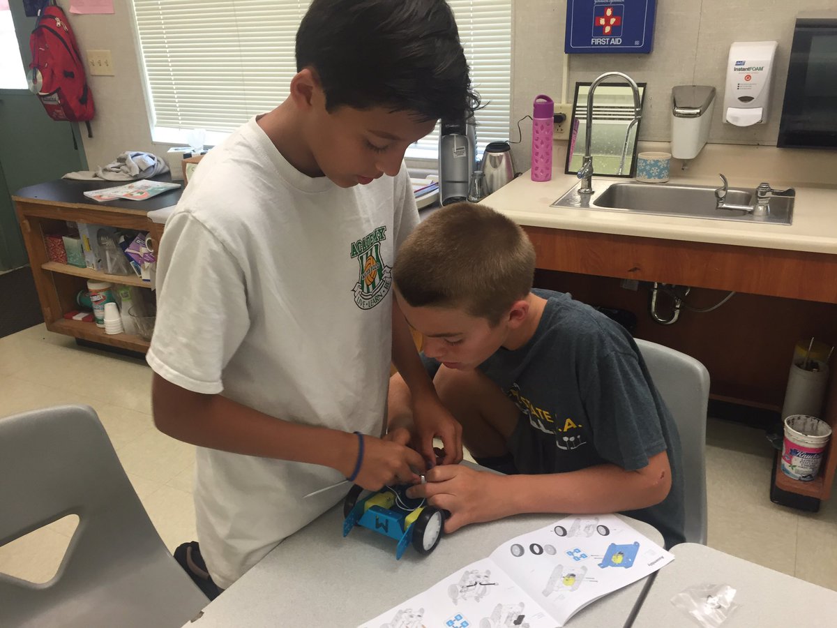 TechSequoia's tweet image. Building mBot robots in Sequoia Middle School&apos;s Maker Academy