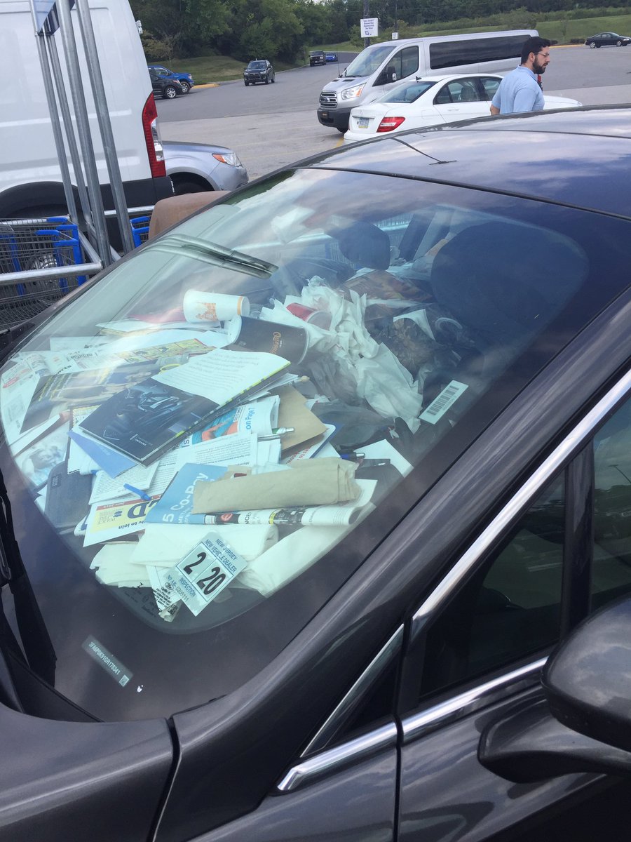 JeTeDeteste_Em's tweet photo. Never again will I think I have a messy car. #carsofwalmart https://t.co/SCVPHbdRUR