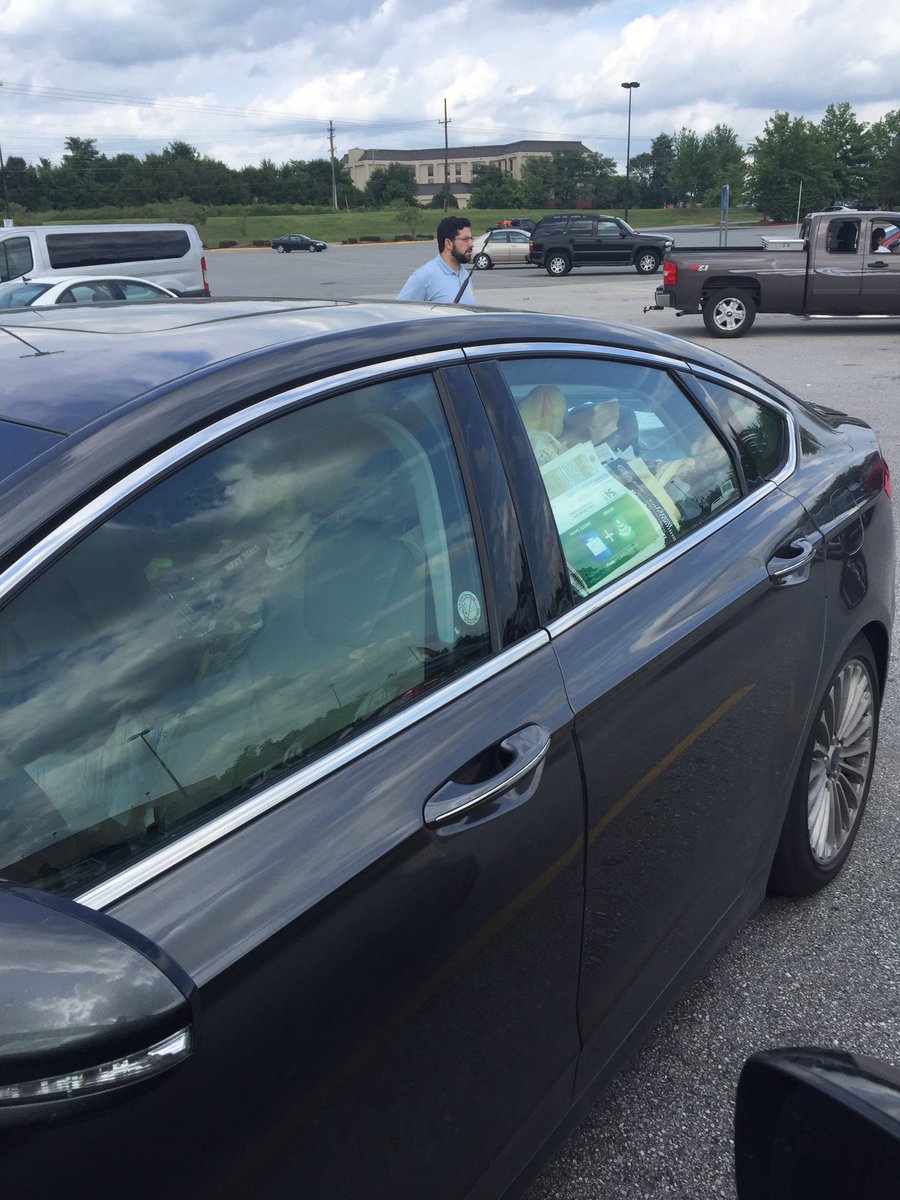 JeTeDeteste_Em's tweet photo. Never again will I think I have a messy car. #carsofwalmart https://t.co/SCVPHbdRUR