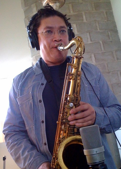 Thomas Hutchings, sax genius . . . laying down super-sweetness!