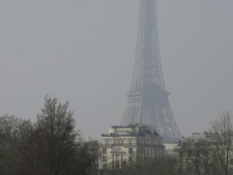 DarkVador_Off's tweet photo. Et donc là, ça ne gêne personne que la Tour Eiffel soit voilée? 
(Photo via @20Minutes ) https://t.co/HO5rBeJ2Gk
