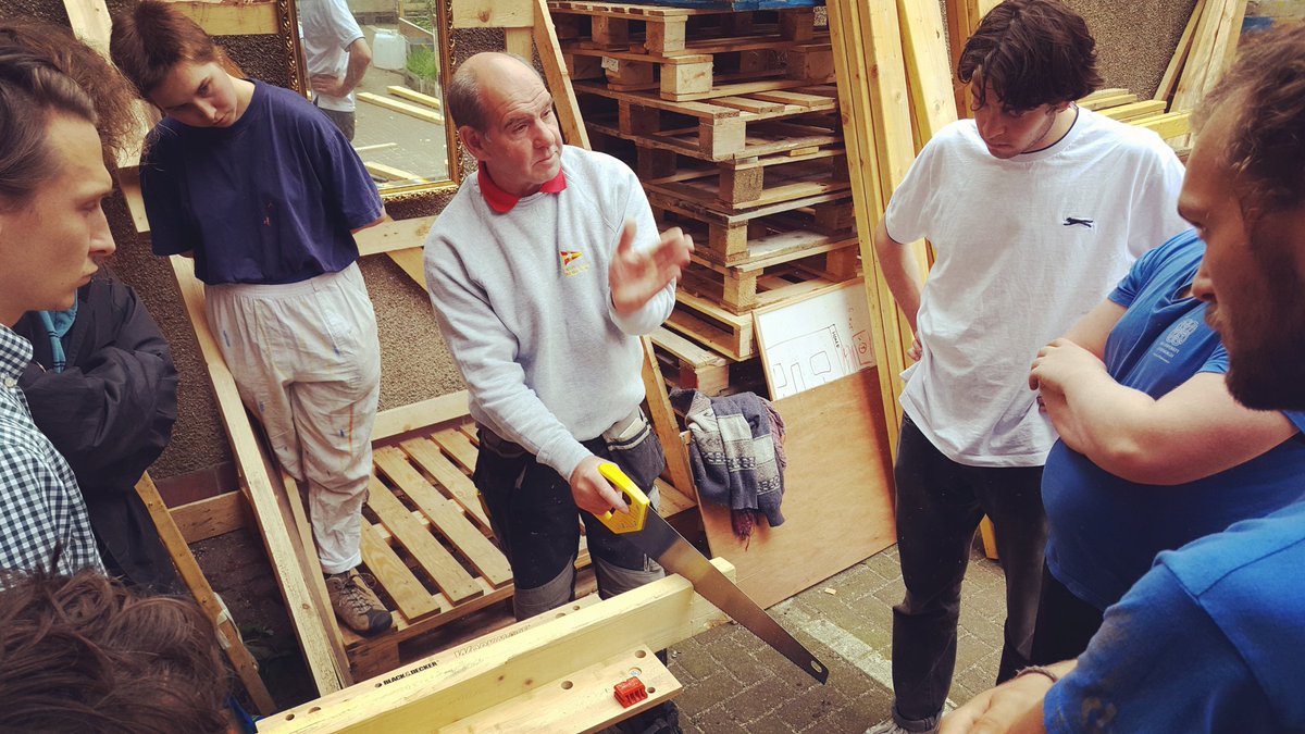 AkikoMaK's tweet photo. . @EdinburghCoop hard at work on their self build bike shed in time for start of term #studentcoops #selfbuild https://t.co/TBi9feBXU0