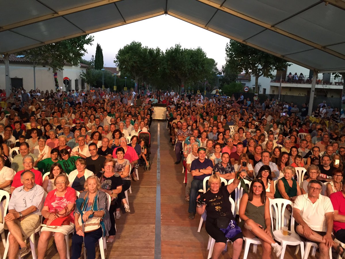 QuimMasferrer's tweet photo. Plaça de l'ajuntament de l'Ametlla del Vallès plena de gom a gom!!! Bona festa major!
#FestaMajorAmetllaDelVallès https://t.co/2HdaFb6NAP