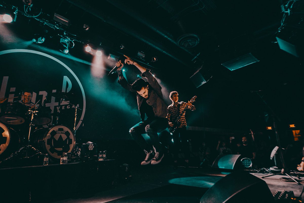 CROWN THE EMPIRE // LAS VEGAS

 instagram.com/thuirer
