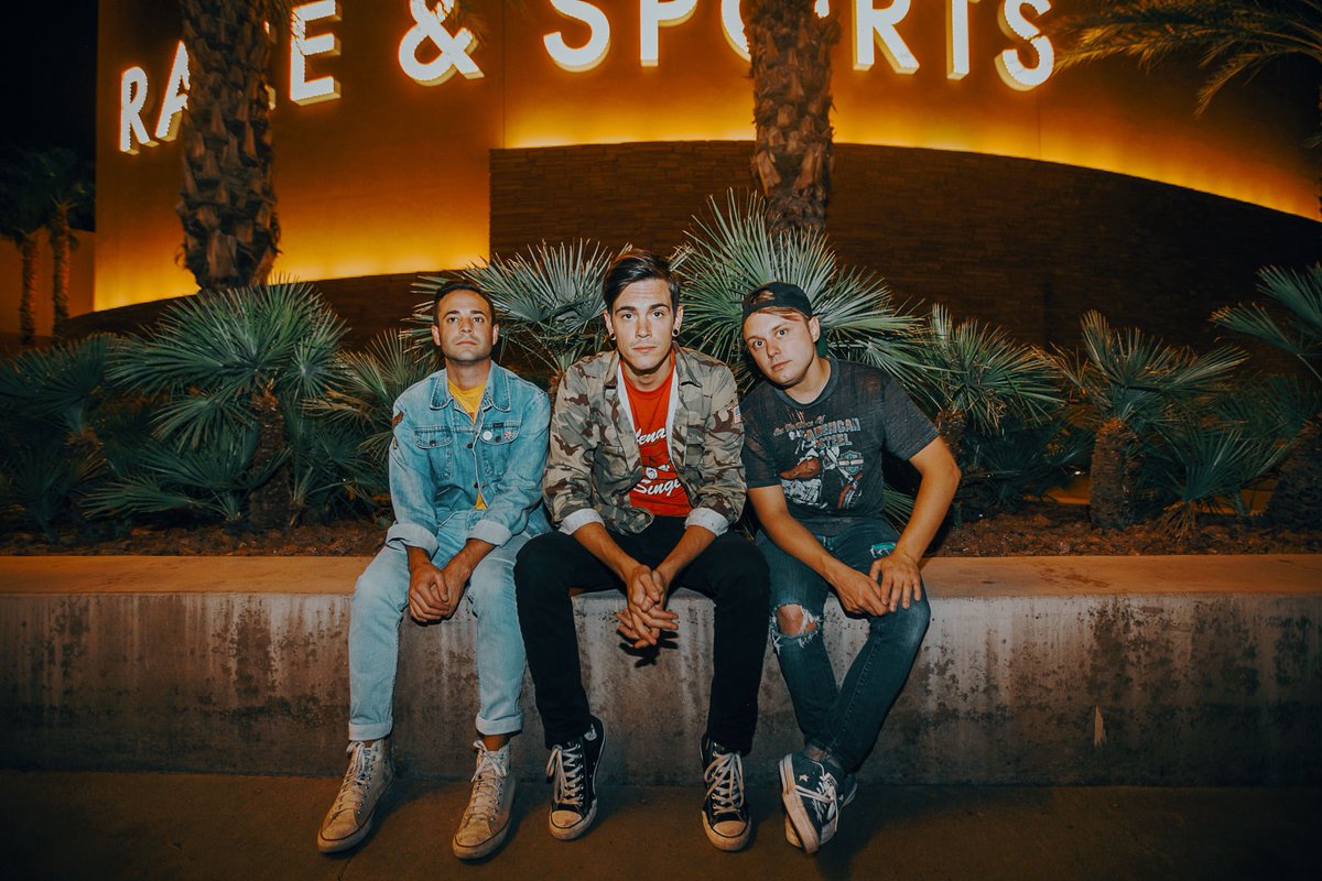 GROVES

 instagram.com/thuirer