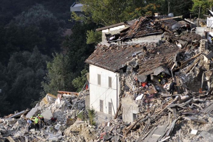 Después de sufrir terremoto y 20 personas muertas, Italia se declara en estado de emergencia las réplicas continúan.