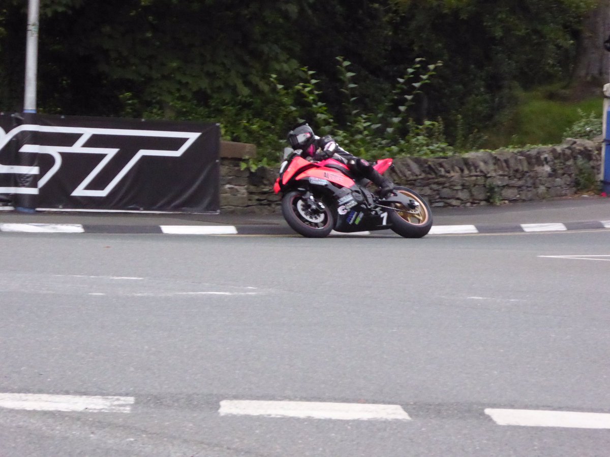 Slave_to_horses's tweet photo. Thursday practice #manxgrandprix #isleofman https://t.co/USNGfpS0IK
