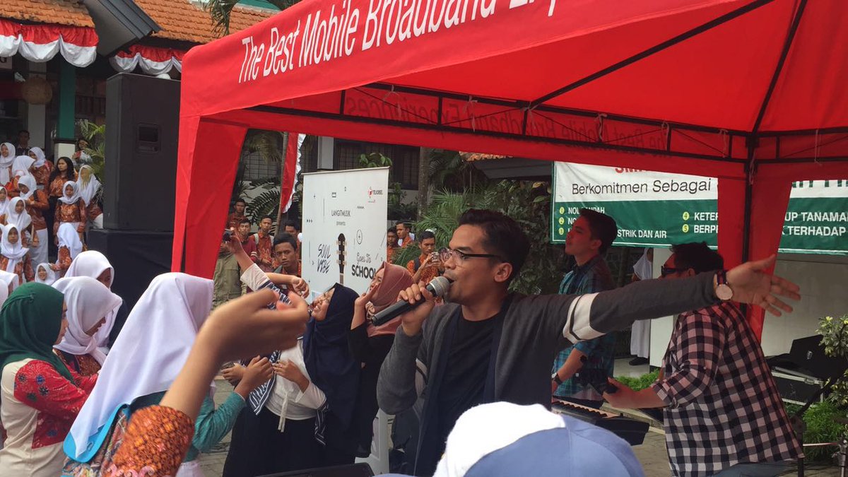 #SonyBuzz Seru banget <a href="/SVSoulvibe/">SOULVIBE</a> di <a href="/smkn5malang/">SMK NEGERI 5 MALANG</a> bersama @RadioKencana  hari ini
