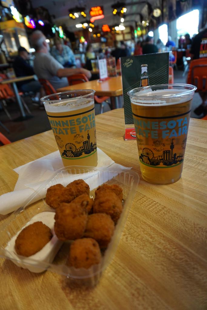debbarr99's tweet photo. Cowboy Bites & Beer = Yum #mnstatefair #frontierbar https://t.co/uYx6Kg2RpQ