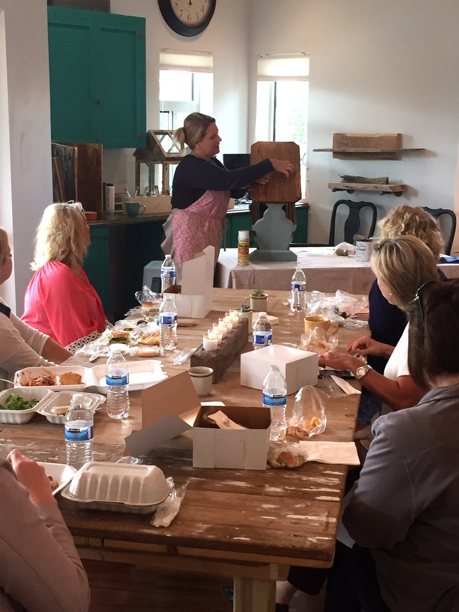 iloveecochic's tweet photo. What does your lunch hour look like?We aren't eating chalk paint, but we sure are talking about it #lunchboxlessons https://t.co/mF8HICjO0T