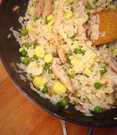 Egg Fried Rice with Chicken thetoddlerchef.com/2016/08/25/egg…