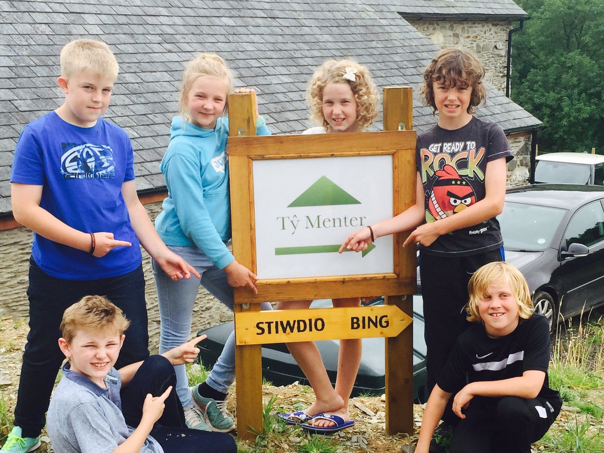 YsgolRhosHelyg's tweet photo. Gwyliau Haf? Pa wyliau Haf?! Fflamau Gwyllt yn gweithio'n brysur yn y stiwdio trwy'r dydd heddiw! 🔥🔥🔥 https://t.co/uCuLcodBsn