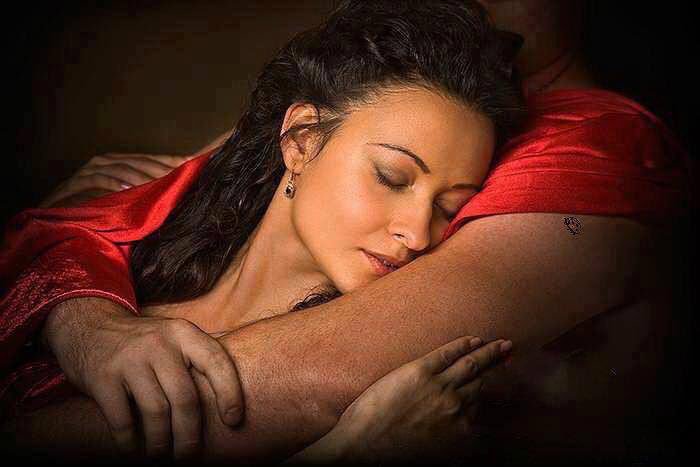 ﻋِﻨﺪَﻣَﺎ ﻳﻜُﻮﻥُ ﺍﻟﺮّﺟُﻞ ﺣَﻨُﻮﻧﺎً ...
ﺗﺘَﻤﻨّﻰ ﺍﻟﻤَﺮﺃﺓُ ﻟَﻮ ﺃﻥّ ﻟﻬَﺎ ﻗَﻠﺒَﻴﻦ .. 
ﻟِﺘُﻌﻄﻴﻪِ ﺃﻛﺜَـﺮ ﻣِﻤّﺎ ﻛَﺎﻥ ﻳﺘﻮﻗّﻊ ❤️