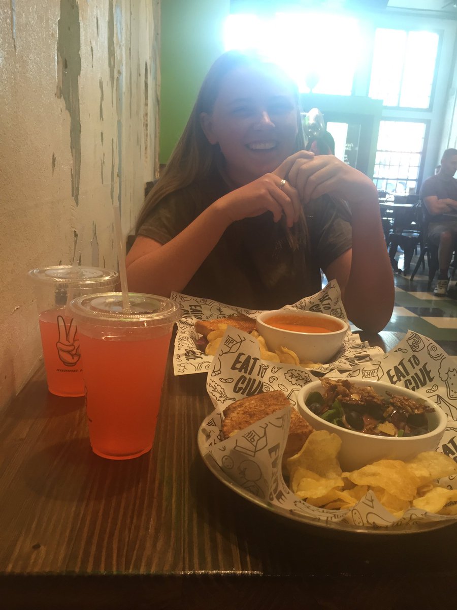 emilywess8's tweet photo. Happy Brithday to my best friend!!!! she's finally legal!!!!:):):) I love you tor❤️ https://t.co/uJnODHwsIr