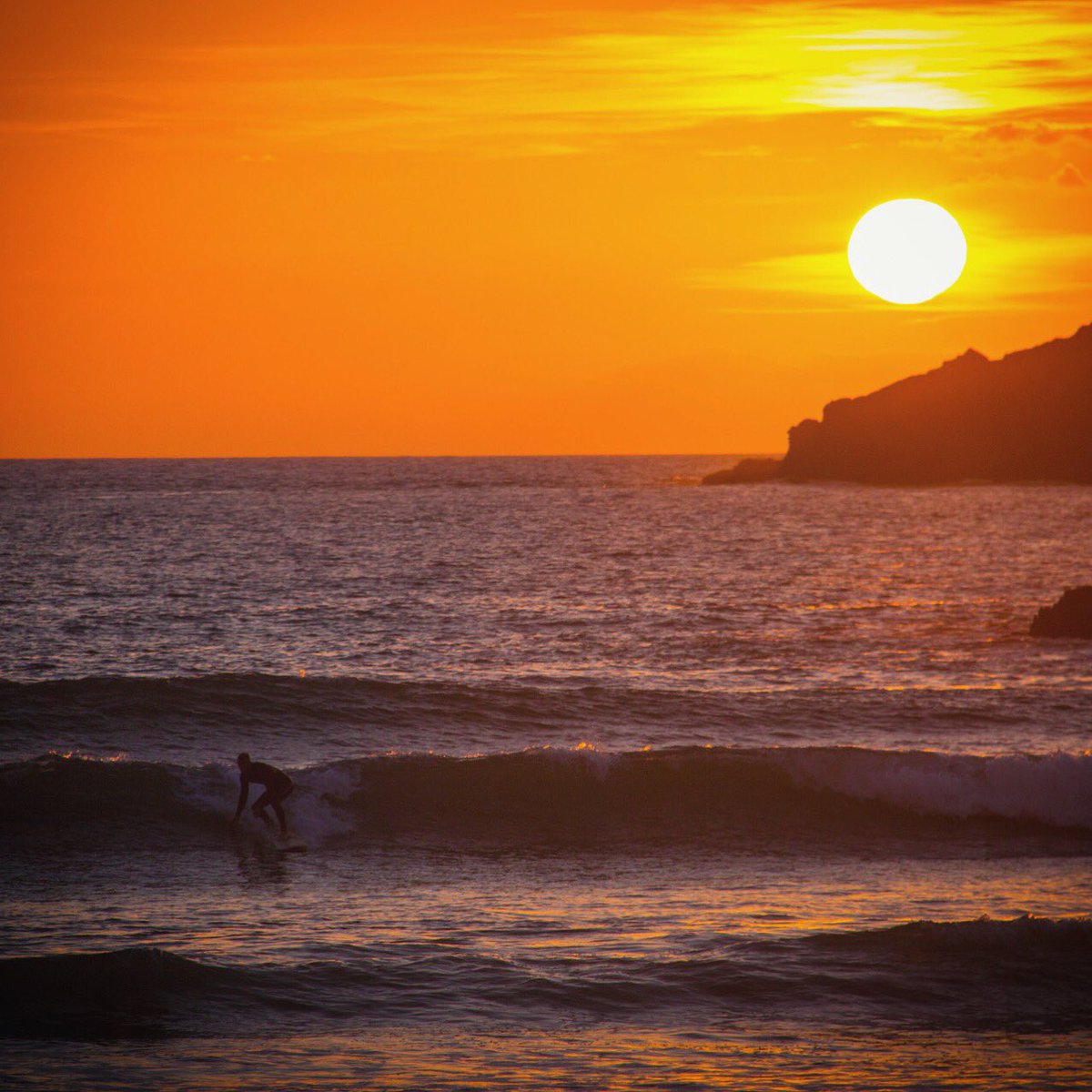 FreeWaveSteve's tweet image. Caught this lone surfer enjoying the last few sets of daylight at whitesands in st davids #sunsetsurfing #enjoylife