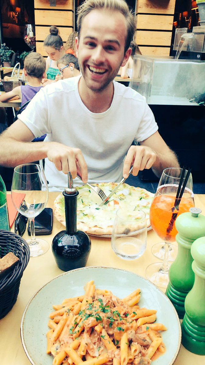 JSwartenbroekx's tweet photo. Business dinner met mijn CEO 🎉😛 #klassforceo @Adecco_Belgium https://t.co/4P99S7hadD