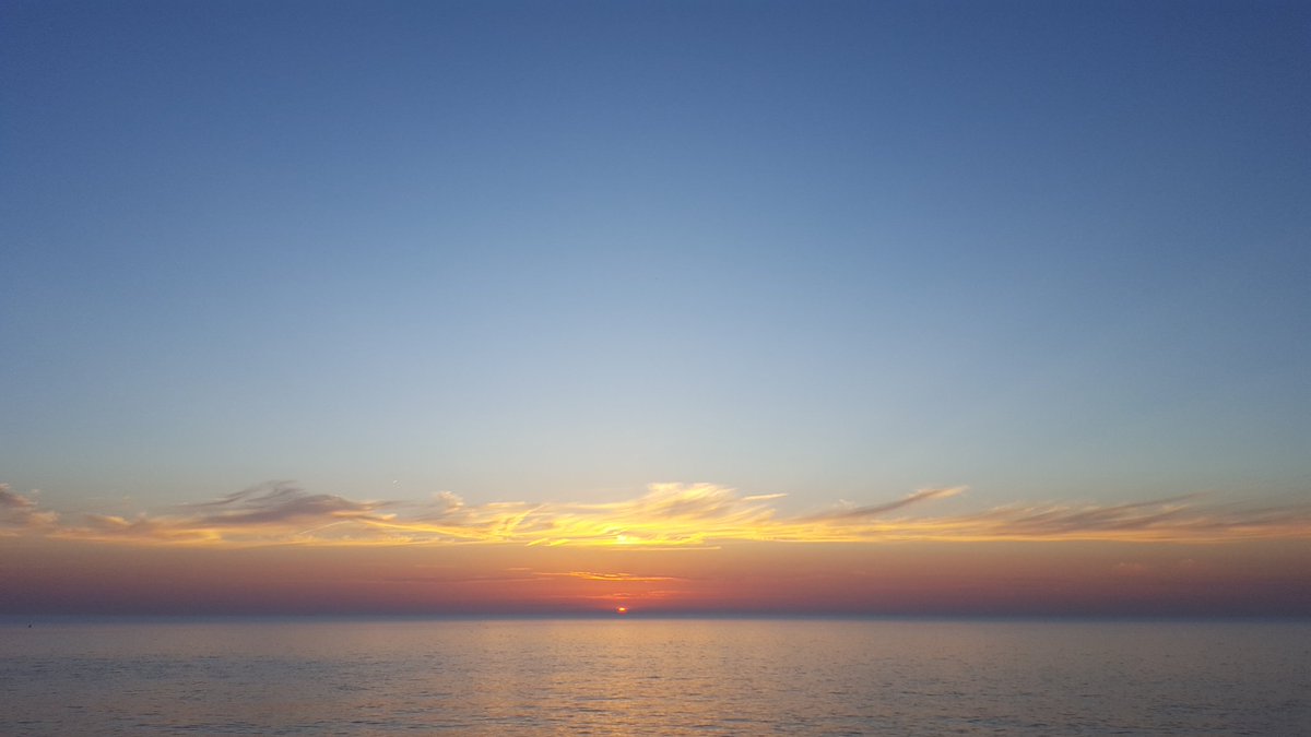 Havenlust's tweet photo. Sunset One Minute Ago ❤ #samsung #europe #zeeland #brouwersdam #stormhour #lonely
planet #earthandclouds #art #love https://t.co/t7pYyPOVcB