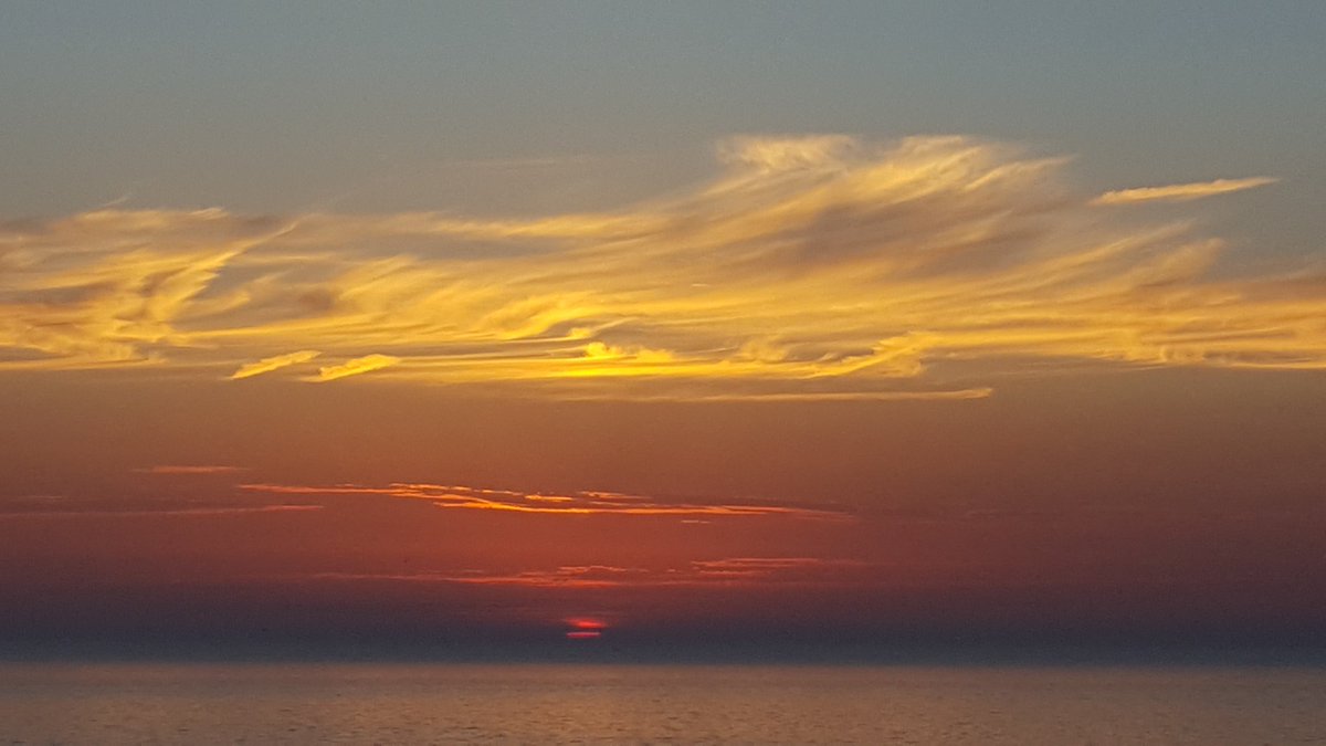 Havenlust's tweet photo. Sunset One Minute Ago ❤ #samsung #europe #zeeland #brouwersdam #stormhour #lonely
planet #earthandclouds #art #love https://t.co/t7pYyPOVcB