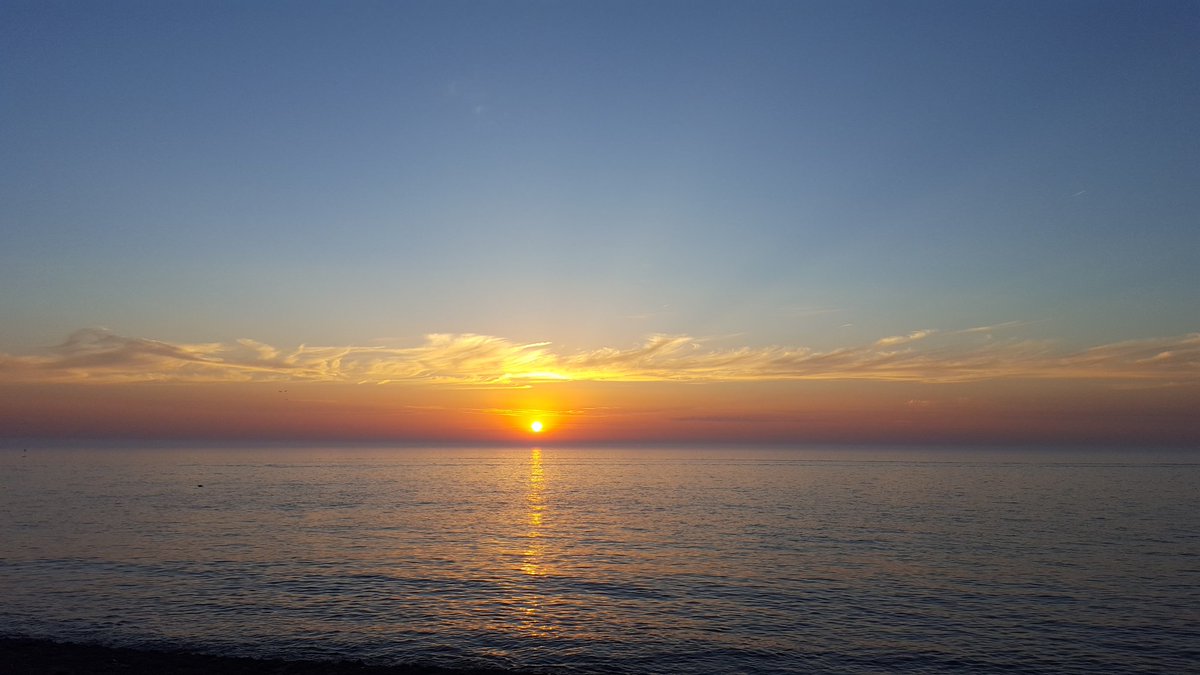 Havenlust's tweet photo. Sunset One Minute Ago ❤ #samsung #europe #zeeland #brouwersdam #stormhour #lonely
planet #earthandclouds #art #love https://t.co/t7pYyPOVcB
