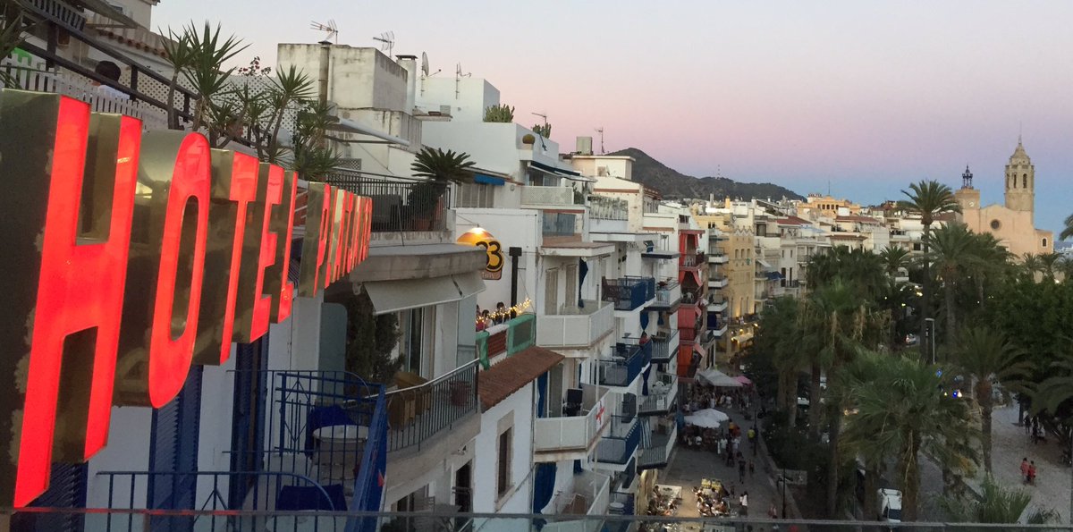 Chris_Alex's tweet photo. Hotel Platjador  #Skybar #Sitges 🍸🍸🍸🍸 https://t.co/IiZYtudtXg