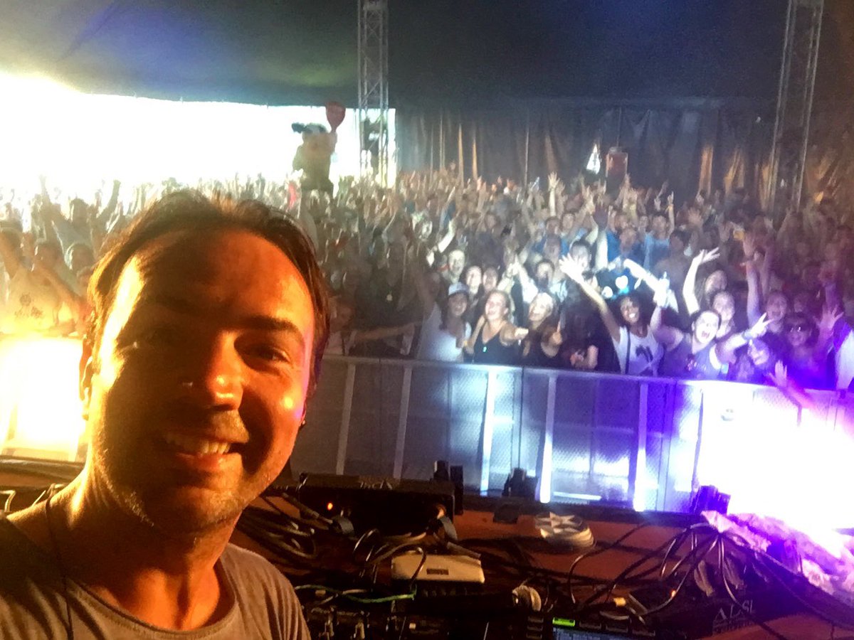 gerardekdom's tweet photo. Zojuist mijn heetste klus ooit gedraaid! Snikhete tent vol studenten in Eindhoven! Extreem hete hits... https://t.co/Q87gMXEDCR